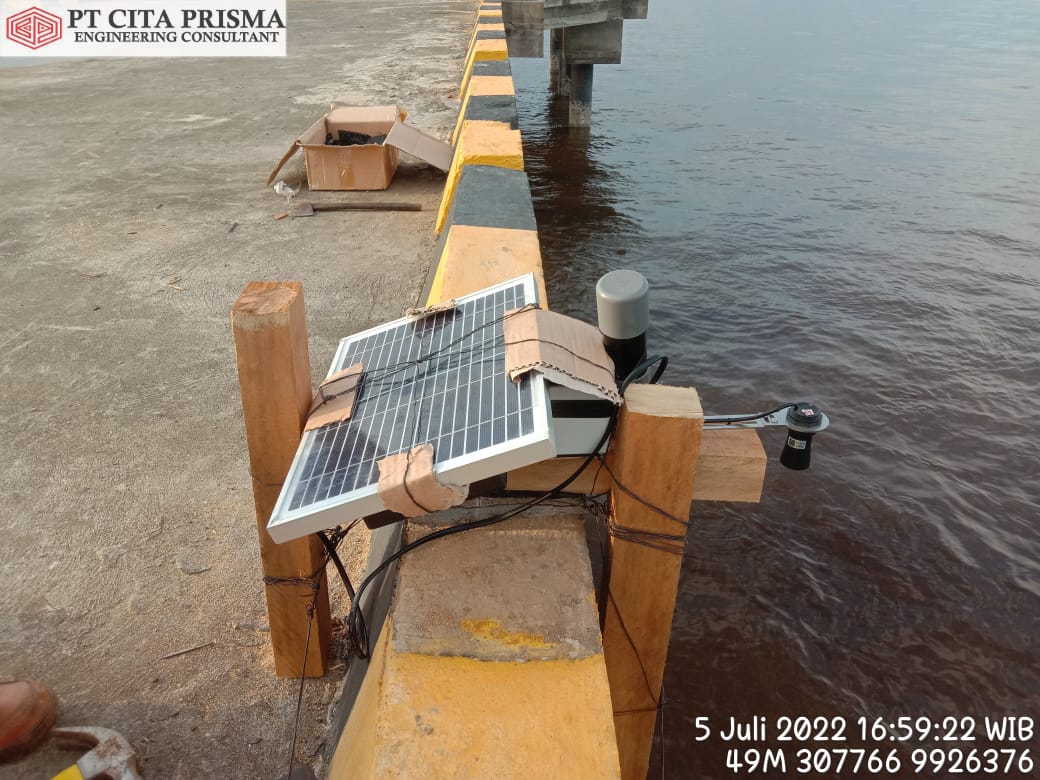 measuring sea tides in sulawesi indonesia
